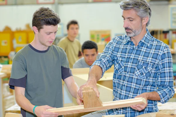 Schüler im Holzarbeitsunterricht — Stockfoto