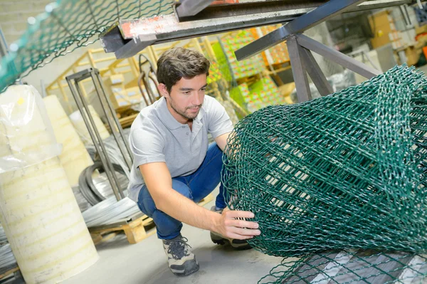 Schermen fabriek en man — Stockfoto