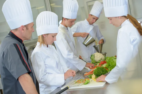 Studenten bei einem Kochkurs — Stockfoto