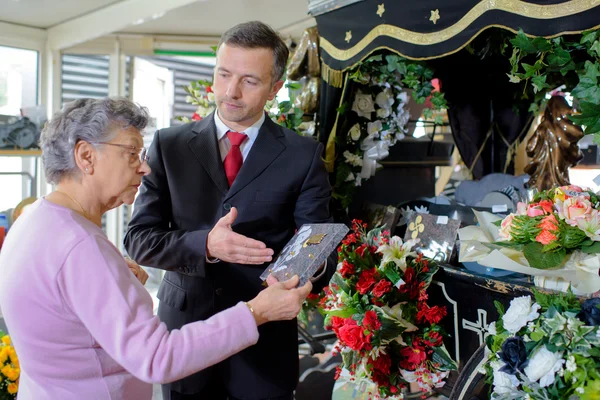 Pogrzeb sklep i człowiek — Zdjęcie stockowe