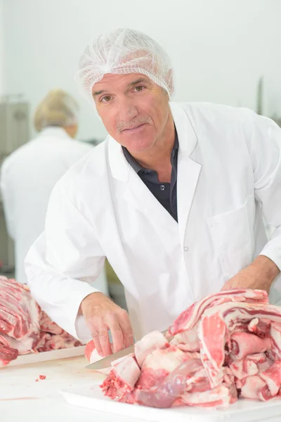 Procesamiento de carne y hombre — Foto de Stock