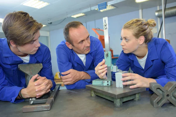 Studenten en docenten met behulp van schalen — Stockfoto