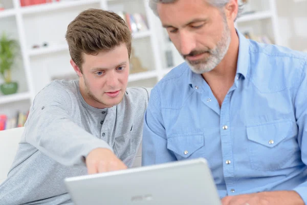 Hombres con portátil en la casa — Foto de Stock