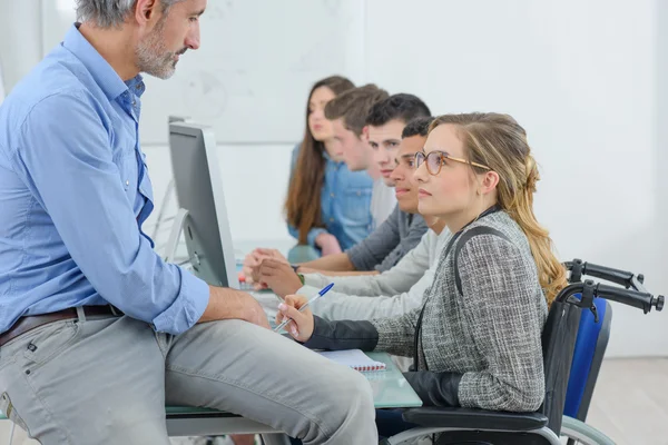 Behinderte Studentin und Mann — Stockfoto