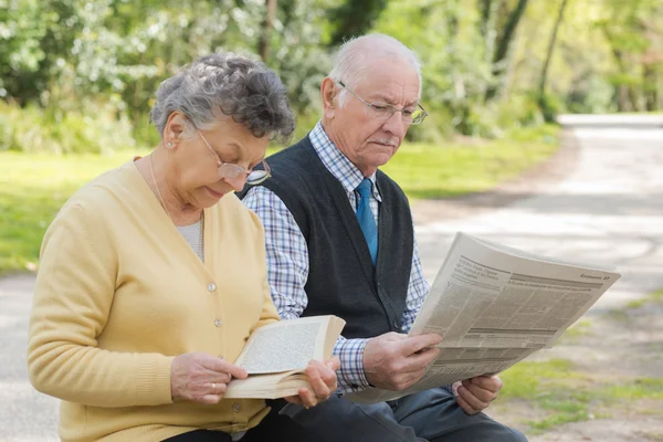 老夫婦の読書と人間 — ストック写真