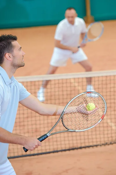 Servicio de tenis y hombre — Foto de Stock