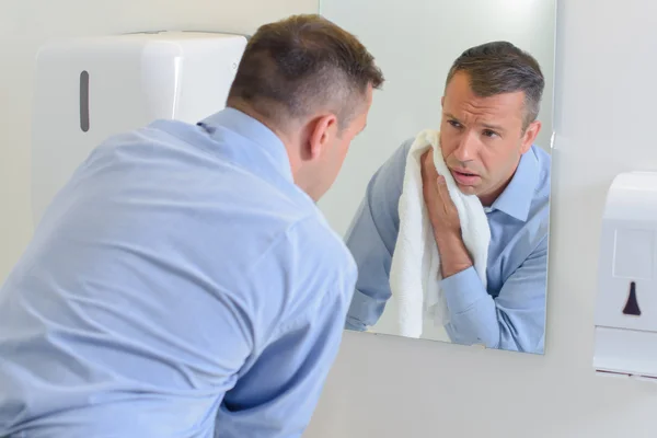 Man anläggningen handduk till mun — Stockfoto