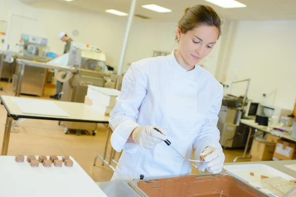 Chocolatier and young  woman — Stock Photo, Image