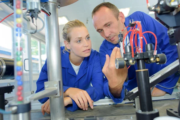 Laboratório de engenharia mecânica e homem — Fotografia de Stock