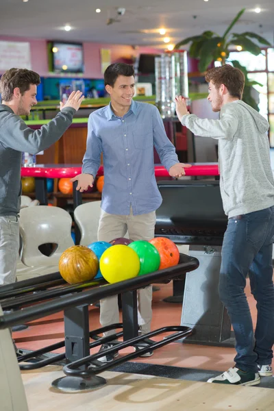 Unga män bowling, redo att hög fem — Stockfoto