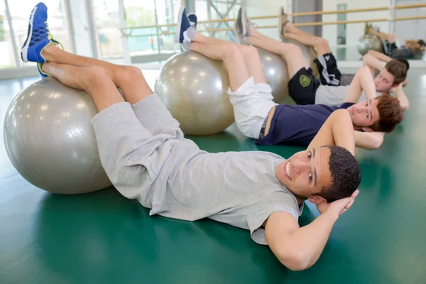 Män som tränar i gymmet — Stockfoto