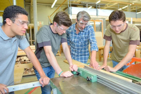 Männer in der Werkstatt — Stockfoto