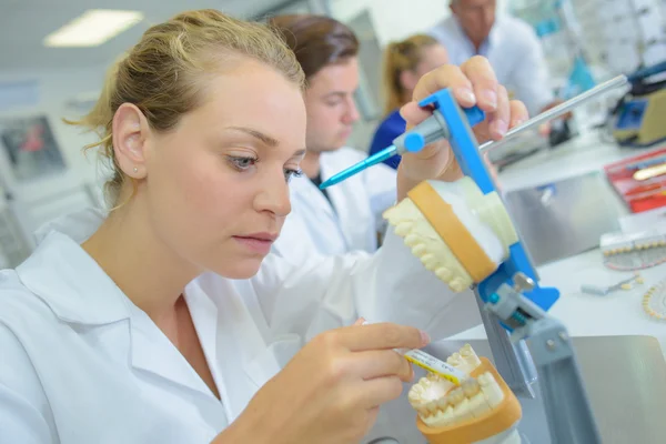 Técnica dentária feminina no trabalho — Fotografia de Stock