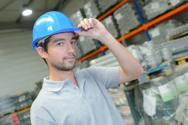 Jovem com capacete — Fotografia de Stock