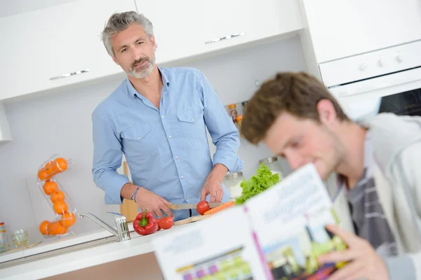 Vader en zoon in keuken samen — Stockfoto