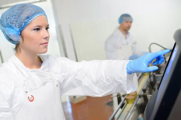 Trabajadores en la fábrica — Foto de Stock