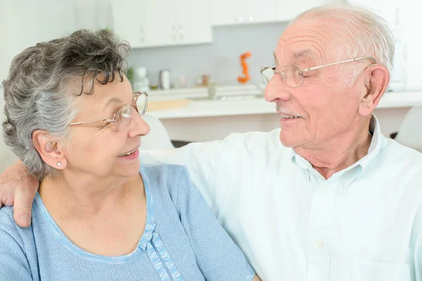 Bejaarde echtpaar met een knuffel — Stockfoto