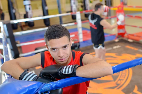 Joven boxeador en el ring — Foto de Stock