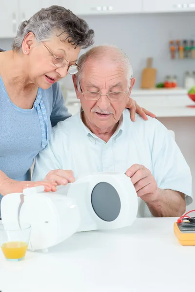 Älteres Ehepaar mit Kaffeemaschine — Stockfoto