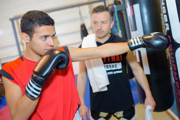 Молодий чоловік у тренуванні боксу з інструктором — стокове фото