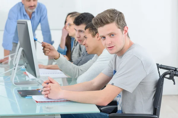 Pojke i rullstol i klass — Stockfoto