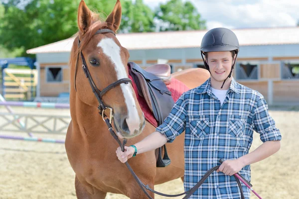 Jeune homme avec un cheval — Photo