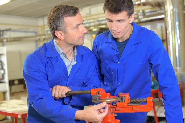 Hombres en el taller — Foto de Stock