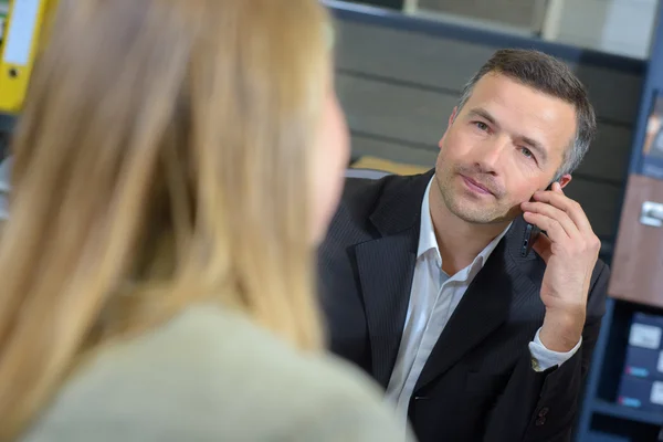 Ein Anruf und ein Mann — Stockfoto