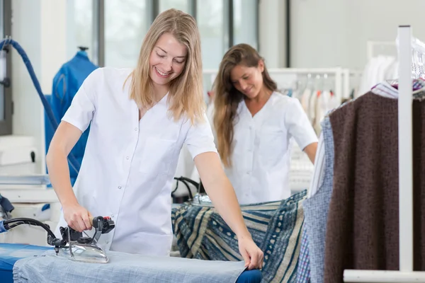 Mujeres planchando ropa y mujer — Foto de Stock