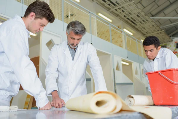 Insegnante con studenti in classe artigianale — Foto Stock