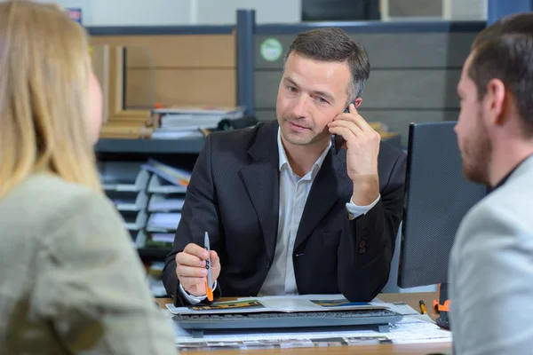 Coppia in incontro con l'uomo al telefono — Foto Stock