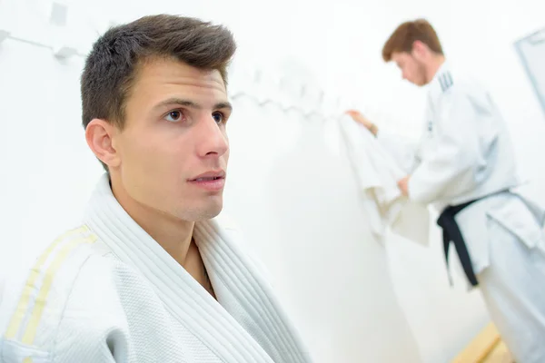 Młodych mężczyzn w martial arts jednolite — Zdjęcie stockowe