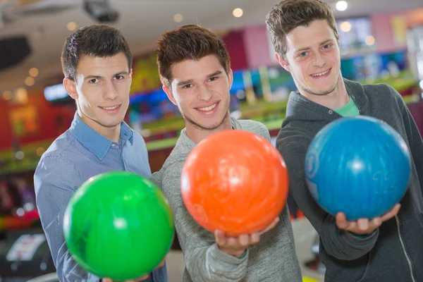 Drie mannen met bowling ballen — Stockfoto