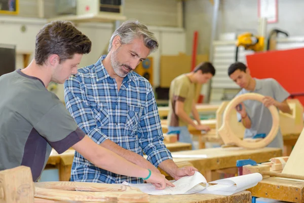 Dřevo řemesla třída a muž — Stock fotografie