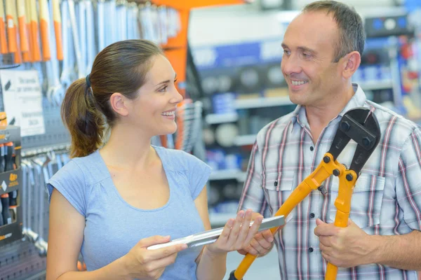 Чоловік і жінка в магазині обладнання — стокове фото