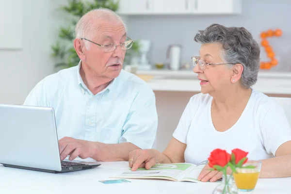 Äldre par med hjälp av dator — Stockfoto