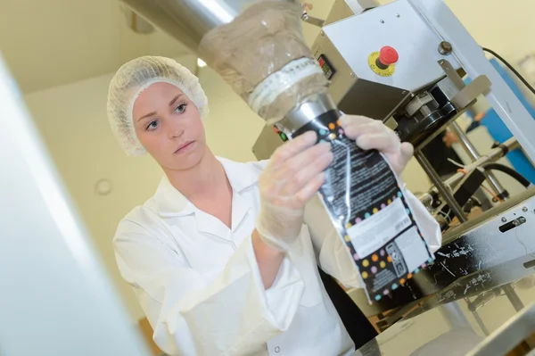 Bolsa de llenado operativa de fábrica femenina de la máquina — Foto de Stock