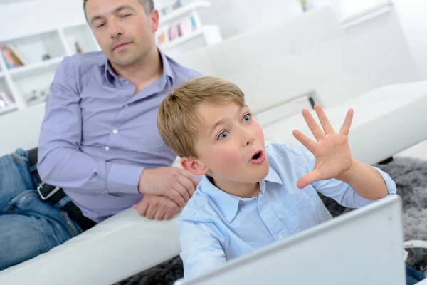 Niño levantando excitablemente cinco dedos —  Fotos de Stock