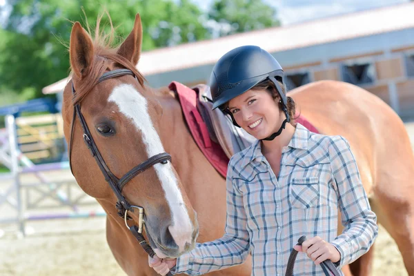 Mujer y caballo y soltero — Foto de Stock