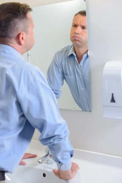 Homme devant le miroir — Photo