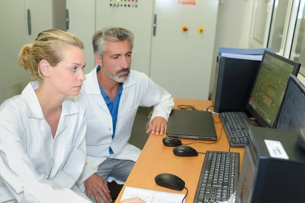 Investigación y el hombre — Foto de Stock