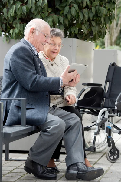 Couple âgé avec une tablette — Photo