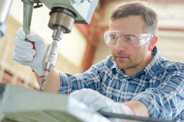 Arbeiter mit Bohrmaschine — Stockfoto