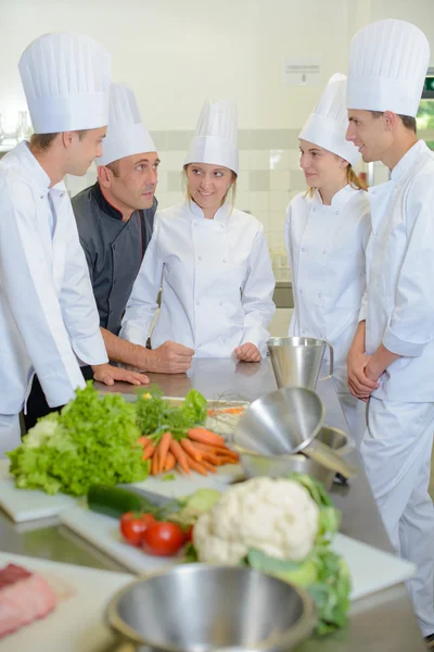 Chef-kok praten met team van stagiairs — Stockfoto