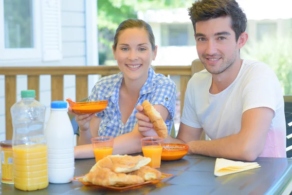 Casal comer pequeno-almoço continental — Fotografia de Stock