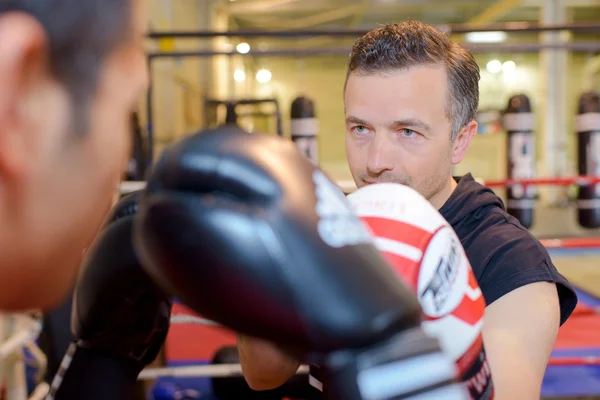 Två män i boxning och män — Stockfoto