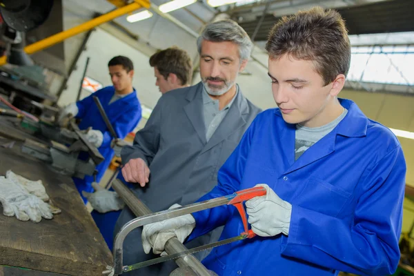 Schneiden von Stahlrohr mit Handsäge — Stockfoto