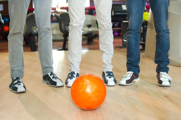 Bowler and the ball — Stock Photo, Image