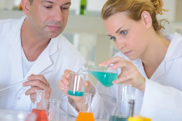 Pruebas de laboratorio y hombre — Foto de Stock