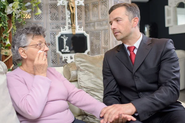 People having conversation in the funeral home — Stock Photo, Image